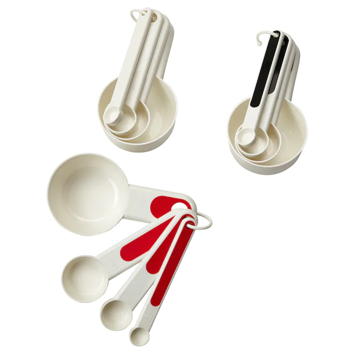 De trend van 2022 in kinderspeelgoed: Sensory play 9 stam set of 4 measuring cups red white black 0173766 pe327891 s5